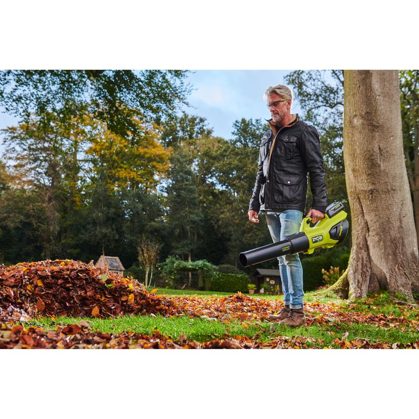 Person verwendet Laubbläser im Garten