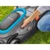 Person startet einen Gardena Elektro-Rasenmäher.