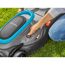 Person startet einen Gardena Elektro-Rasenmäher.
