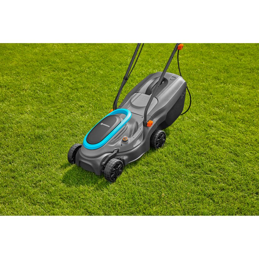 GARDENA Elektro-Rasenmäher auf grünem Rasen
