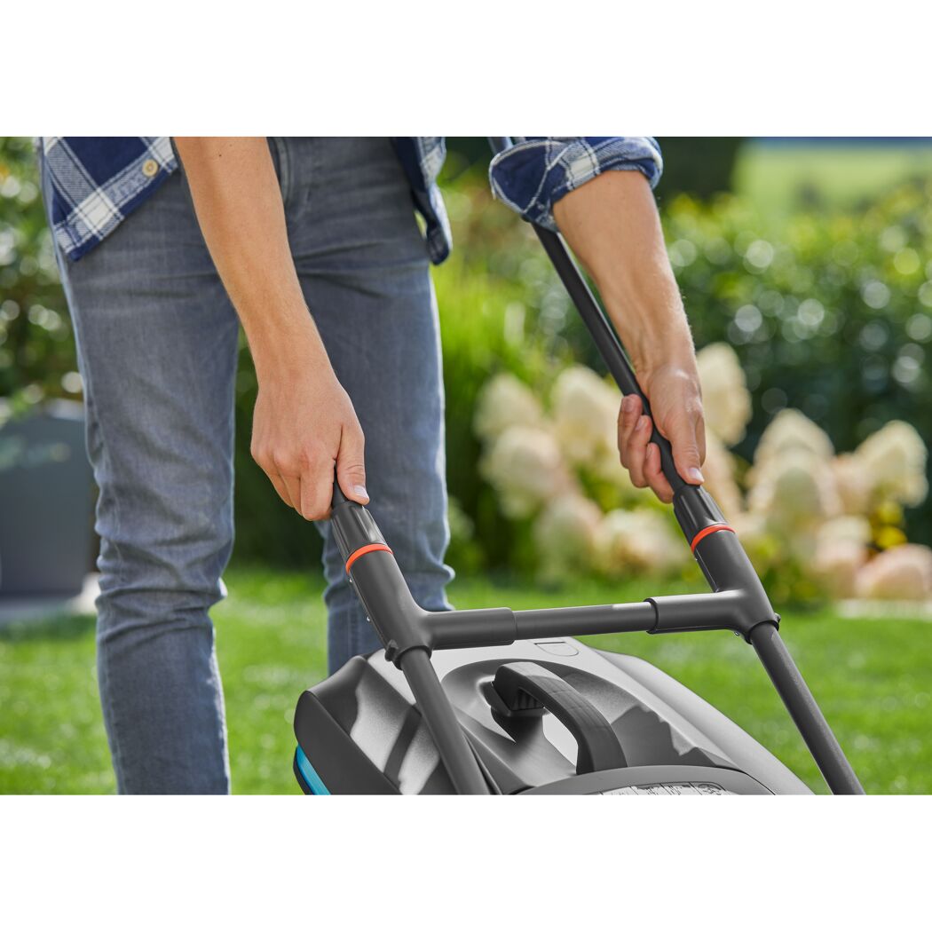 Person mäht Rasen mit Elektro-Rasenmäher P 37/1800 G2