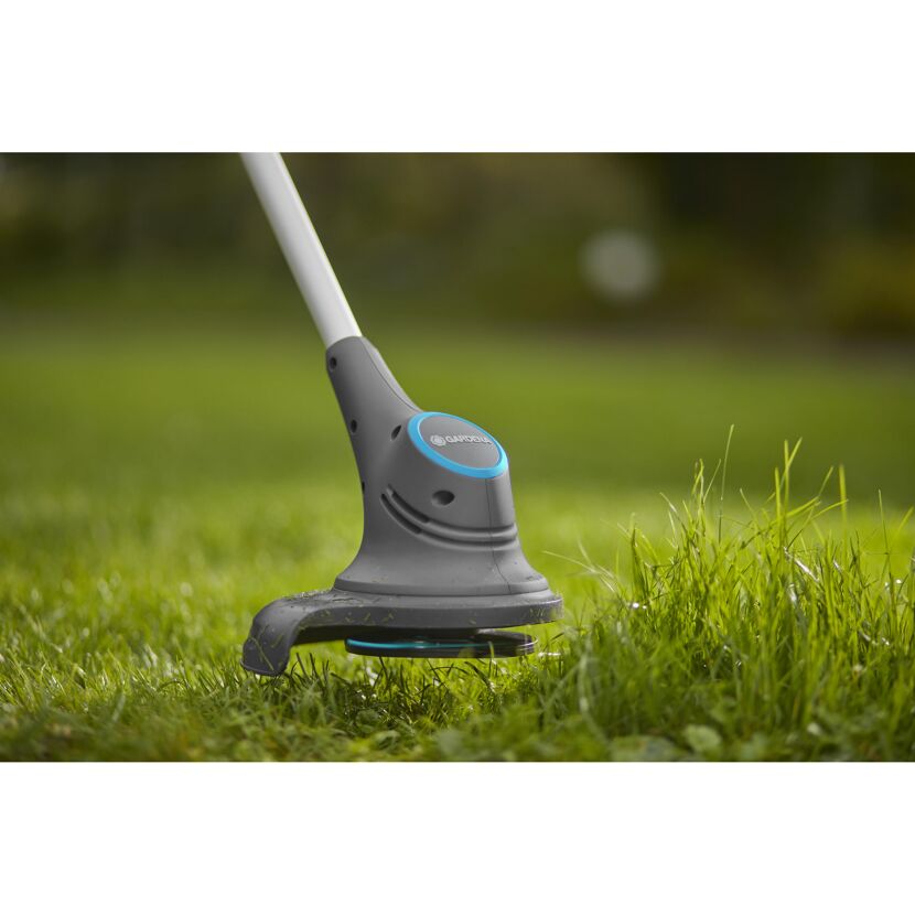 Gardena Akku-Trimmer SmallCut 23/18V beim Trimmen von Gras