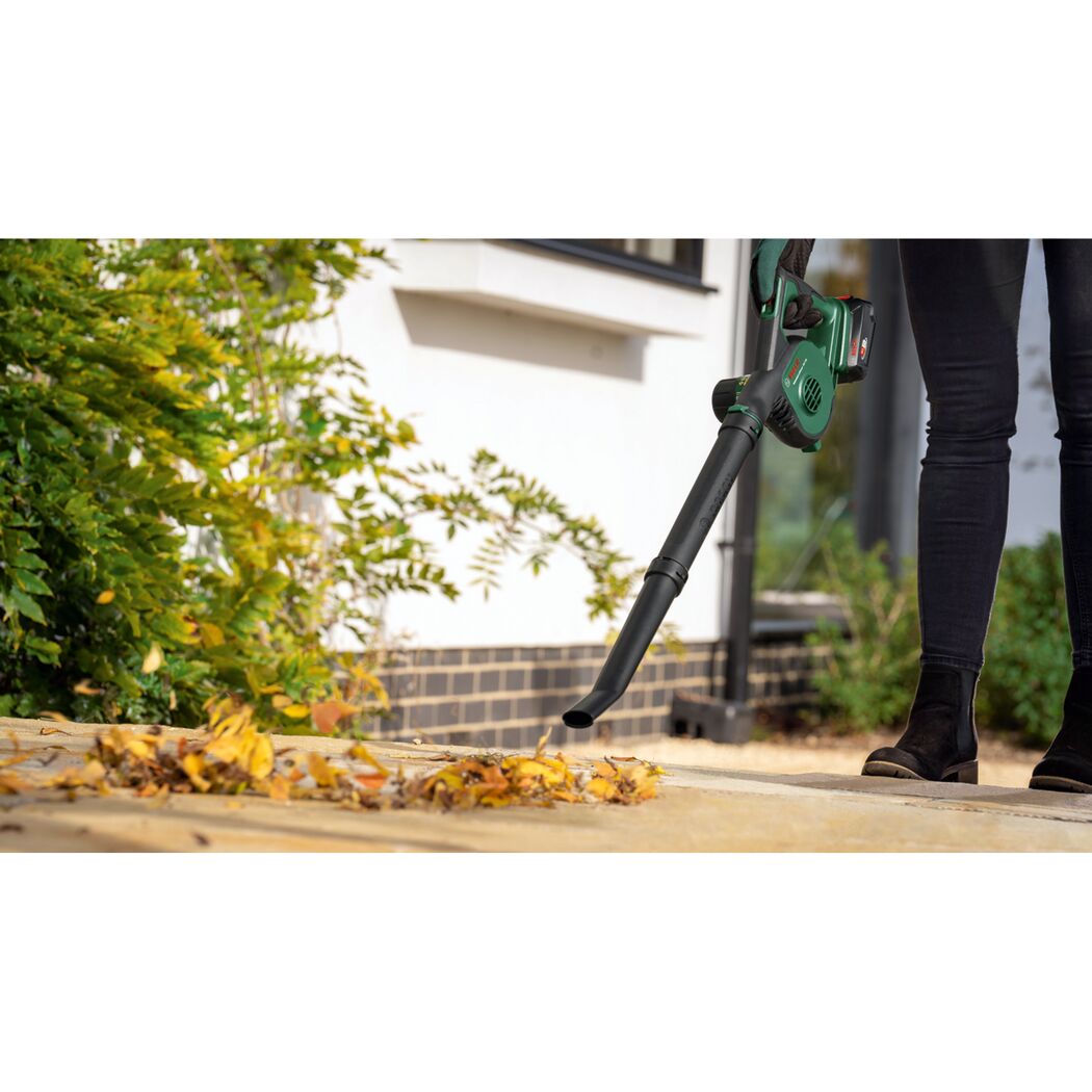 Akku-Laubbläser 'UniversalLeafBlower SET 18V-130' mit Akku und Ladegerät
