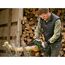 Person sägt Holz mit Akku-Kettensäge