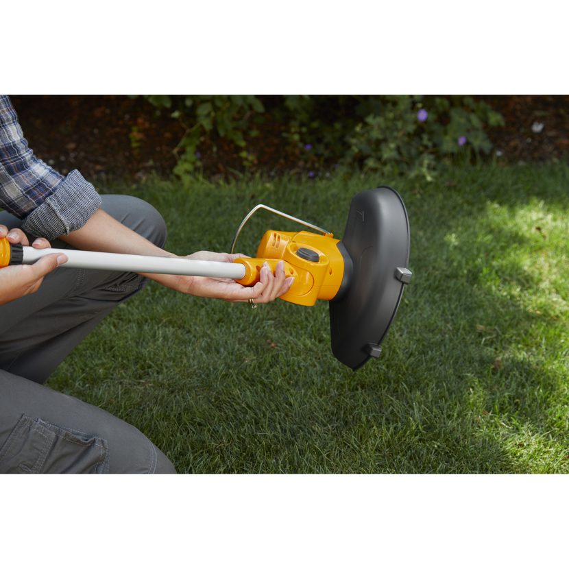Person hält einen gelben A-Trimmer GT 100e Kit