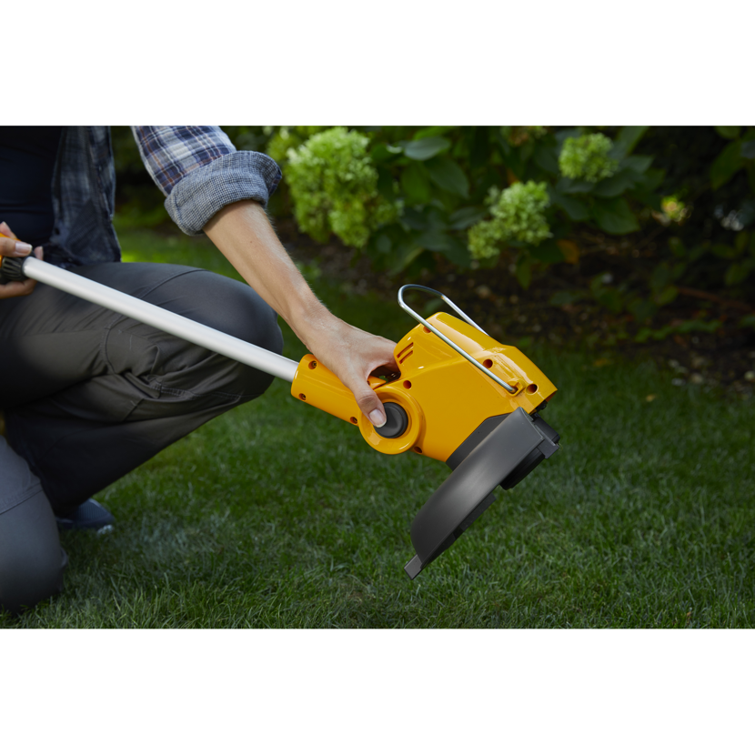 Person hält gelben A-Trimmer GT 100e Kit