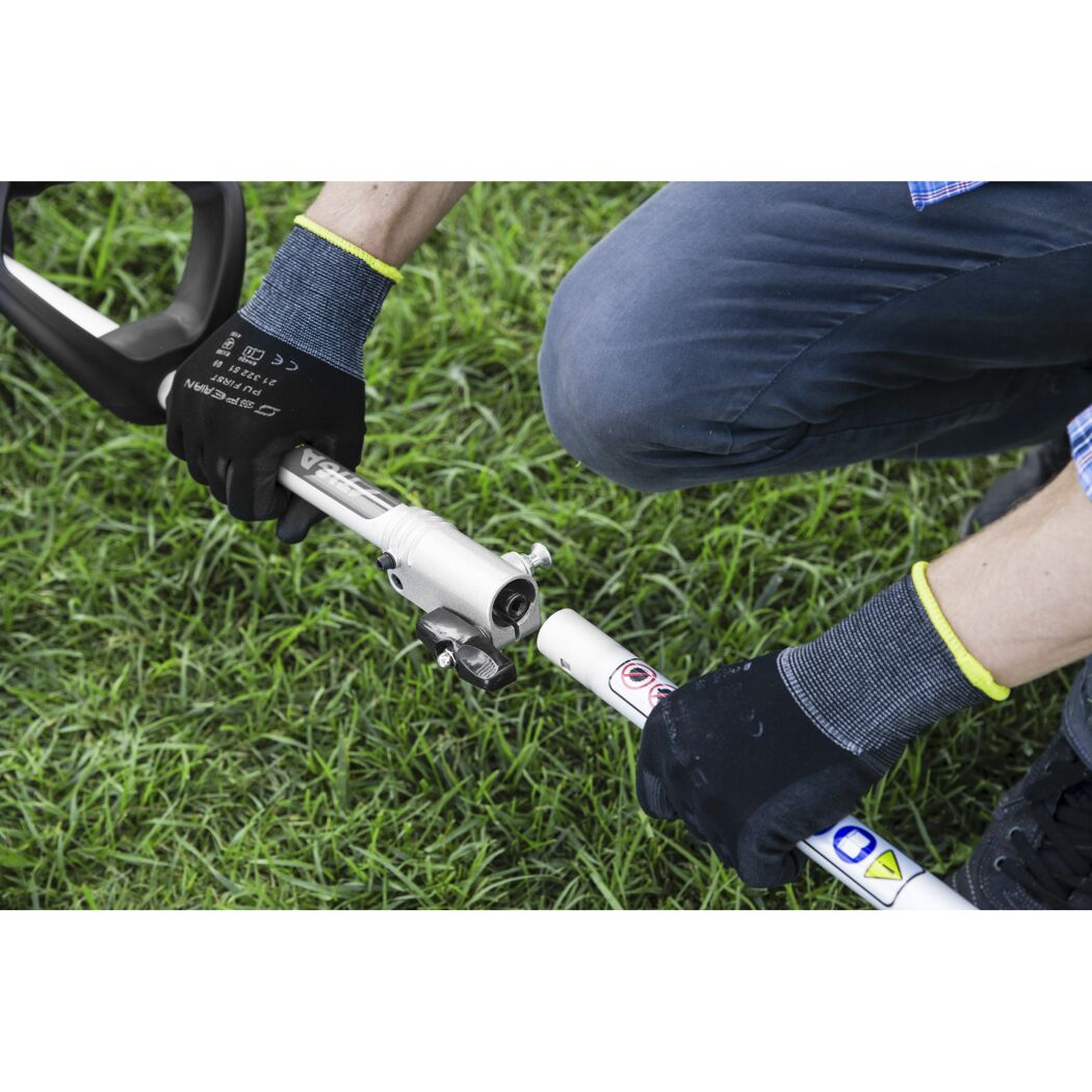 Person montiert AL-KO B-Trimmer GT 330 A.