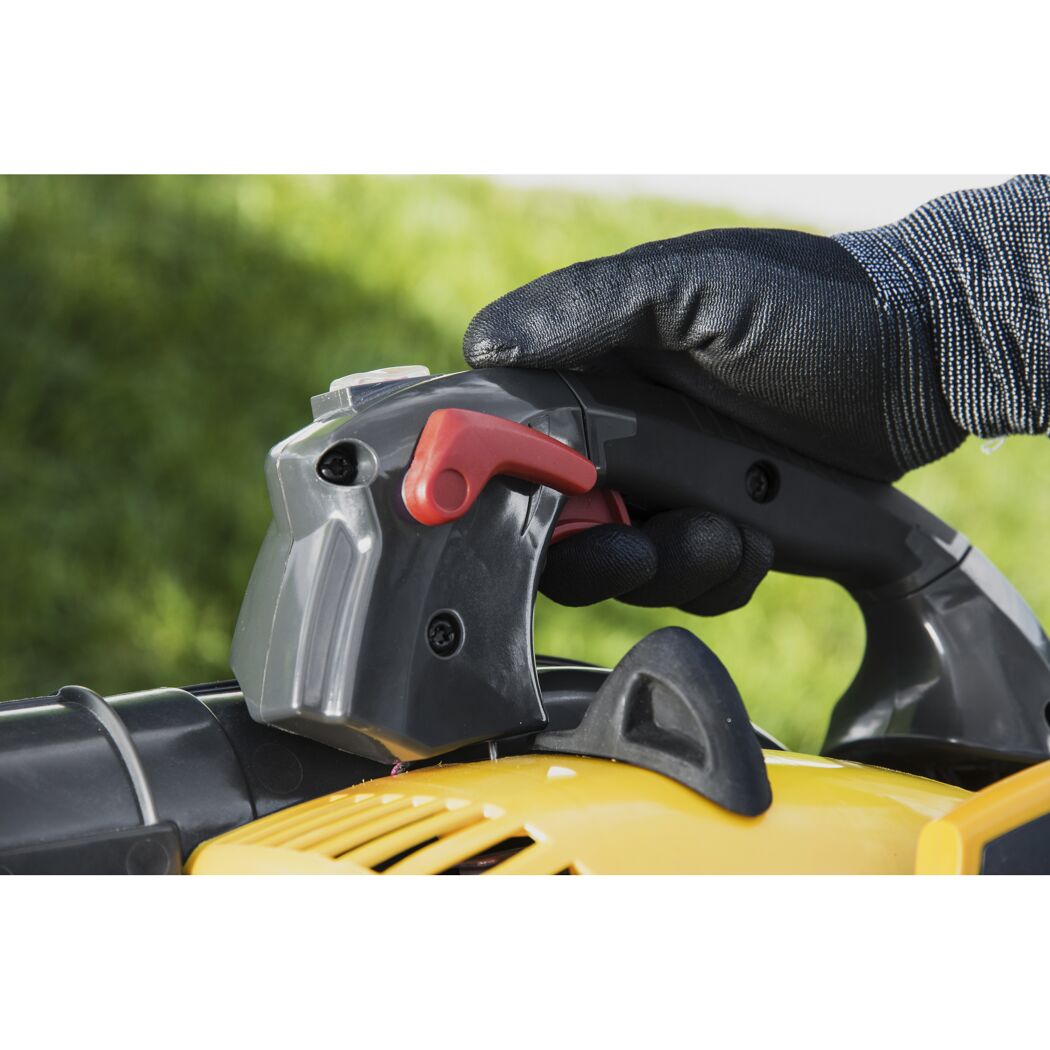 Person mit schwarzem Handschuh hält einen Laubbläser.