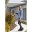 Person schneidet Hecke mit Akku-Heckenschere
