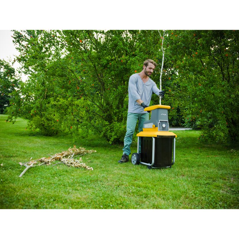 Person verwendet einen STIHL Häcksler.