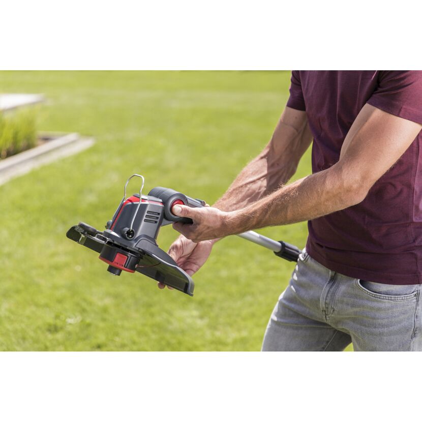 Person verwendet einen A-Trimmer GT 1825.