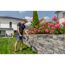 Person verwendet A-Trimmer zum Trimmen einer Rasenkante.