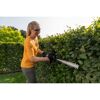 Person schneidet Hecke mit Heckenschere
