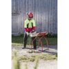 Person sägt Holz mit ALDI A-Kettensäge CS 1825