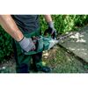 Person hält eine Akku-Heckenschere von Metabo.