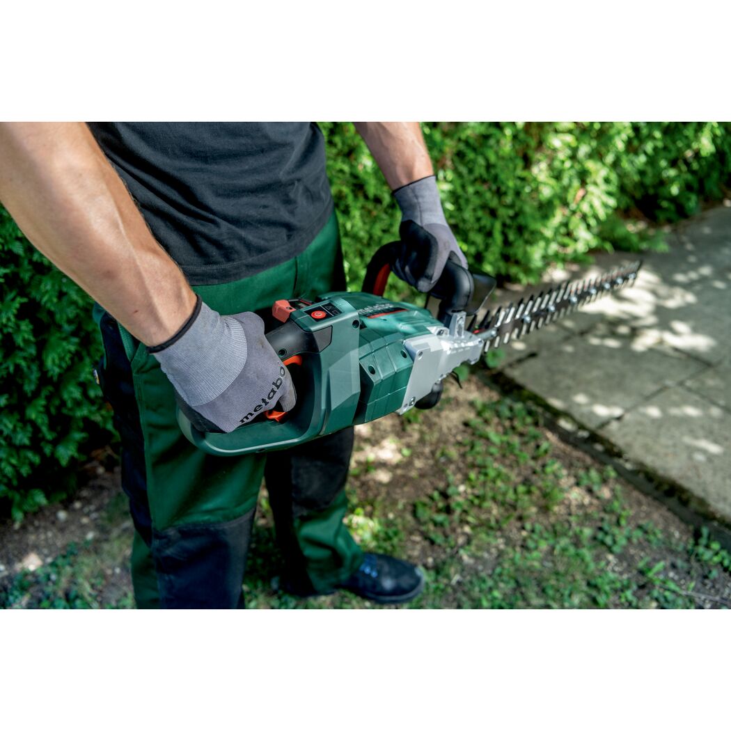 Person hält eine Akku-Heckenschere von Metabo.