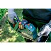 Person setzt Akku in Metabo Heckenschere ein