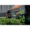 Person schneidet Hecke mit Akku-Heckenschere
