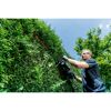 Person schneidet Hecke mit Akku-Heckenschere