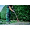 Person schneidet Hecke mit Akku-Heckenschere