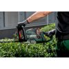 Person schneidet eine Hecke mit einer Akku-Heckenschere von Metabo.