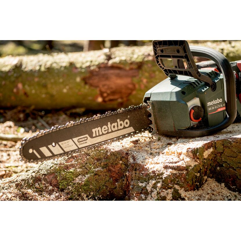 Metabo Akku-Kettensäge MS 36-18 LTX BL 40 auf Baumstamm