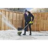 Person räumt Schnee mit Akku-Schneefräse