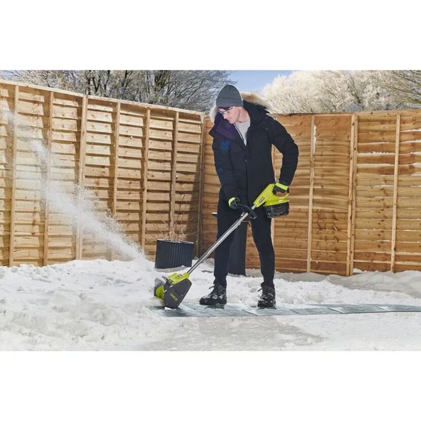 Person räumt Schnee mit Akku-Schneefräse