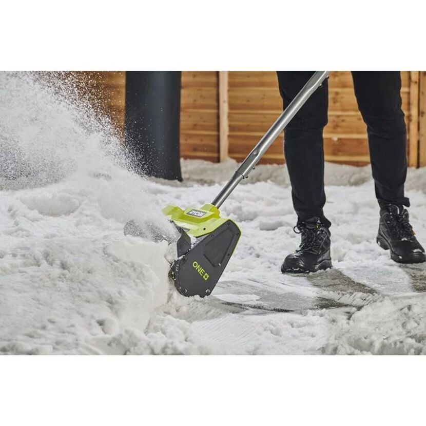 Person räumt Schnee mit Akku-Schneefräse