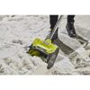 Person räumt Schnee mit einer Akku-Schneefräse
