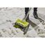 Person räumt Schnee mit einer Akku-Schneefräse