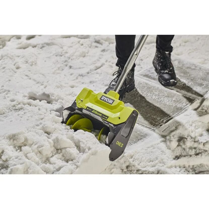 Person räumt Schnee mit einer Akku-Schneefräse