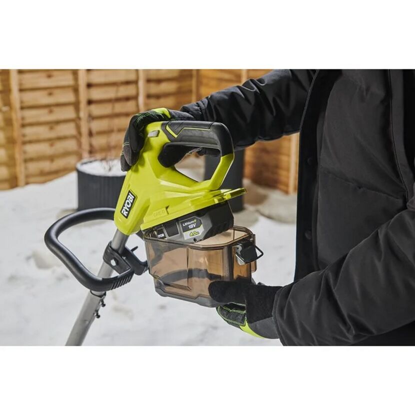 Person wechselt den Akku einer Schneefräse von Ryobi.