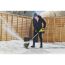Person räumt Schnee mit Akku-Schneefräse