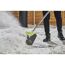 Person räumt Schnee mit Akku-Schneefräse