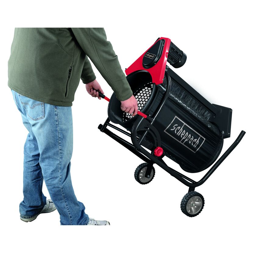 Person transportiert das Rollsieb RS 350 von Scheppach.