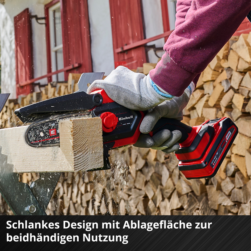 Person sägt Holz mit Akku-Kettensäge von Einhell.