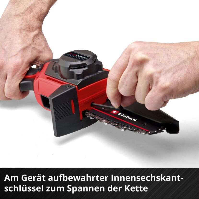 Person spannt die Kette der Akku-Astkettensäge mit einem Inbusschlüssel.