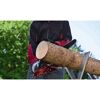 Person sägt Holz mit Kettensäge