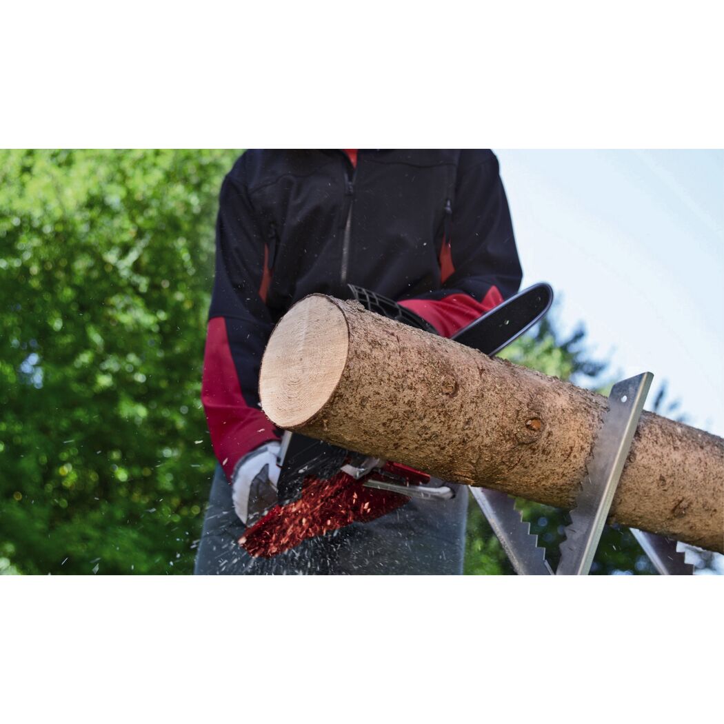 Person sägt Holz mit Kettensäge