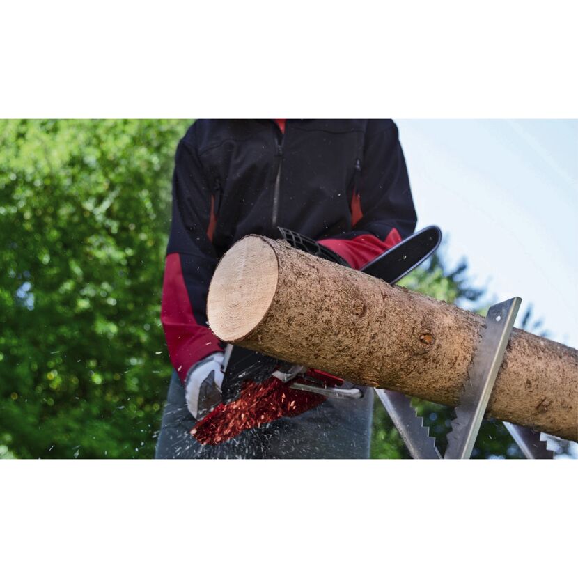 Person sägt Holz mit Kettensäge