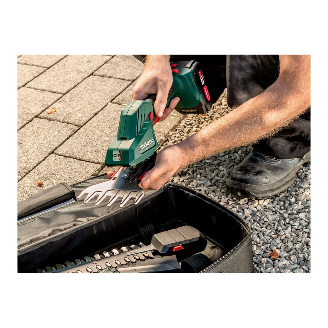 Person packt Akku-Grasschere aus