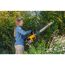 Person schneidet Hecke mit Akku-Heckenschere