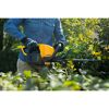 Person schneidet Hecke mit Akku-Heckenschere