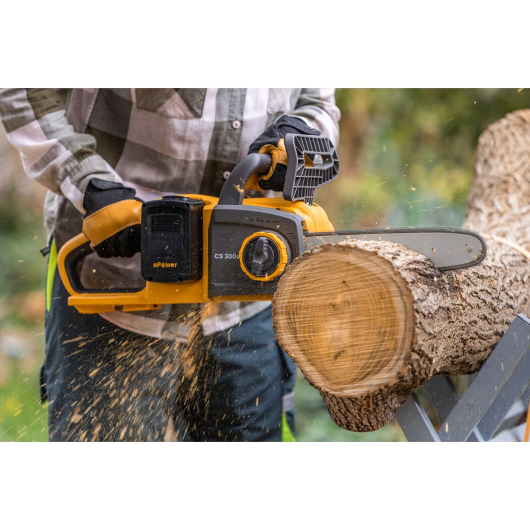 Akku-Kettensäge 'CS 300e' 1000 W 26,5 cm mit 2 x 4 Ah Akku