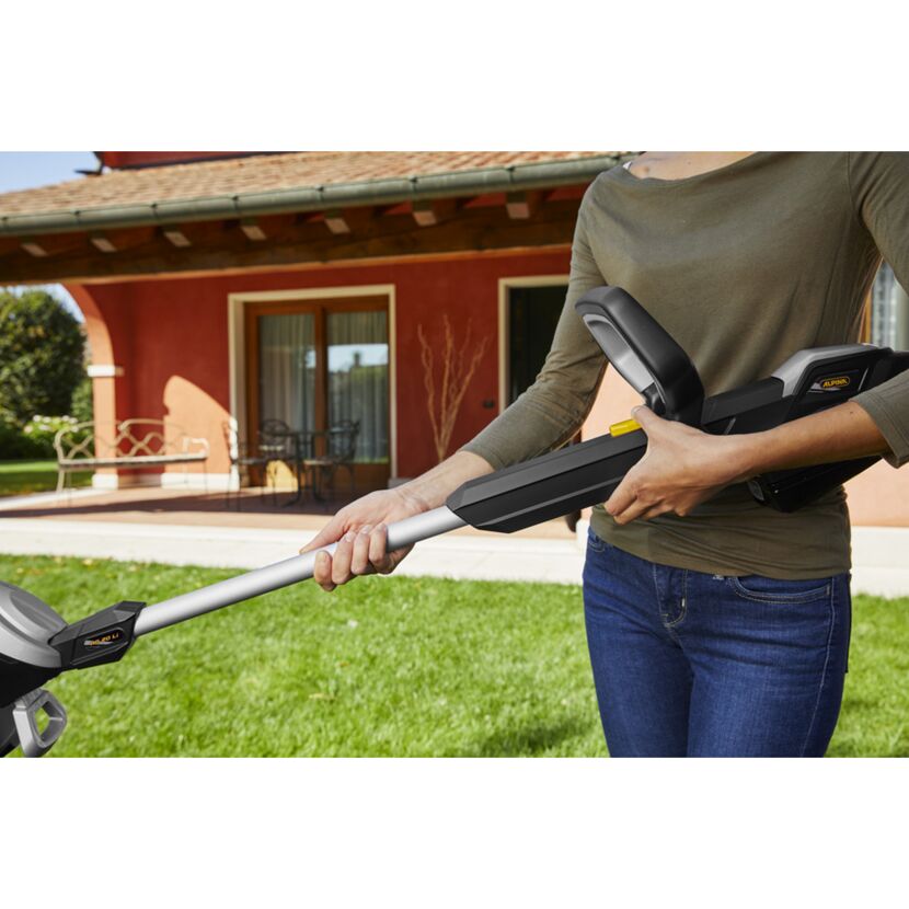 Person verstellt Akku-Trimmer