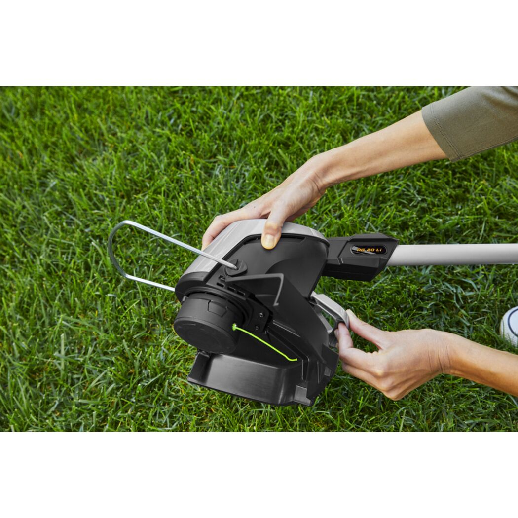 Person hält Akku-Trimmer
