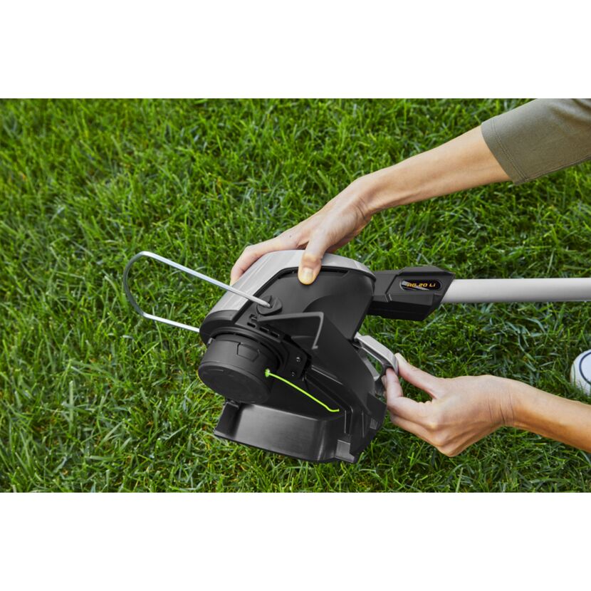 Person hält Akku-Trimmer