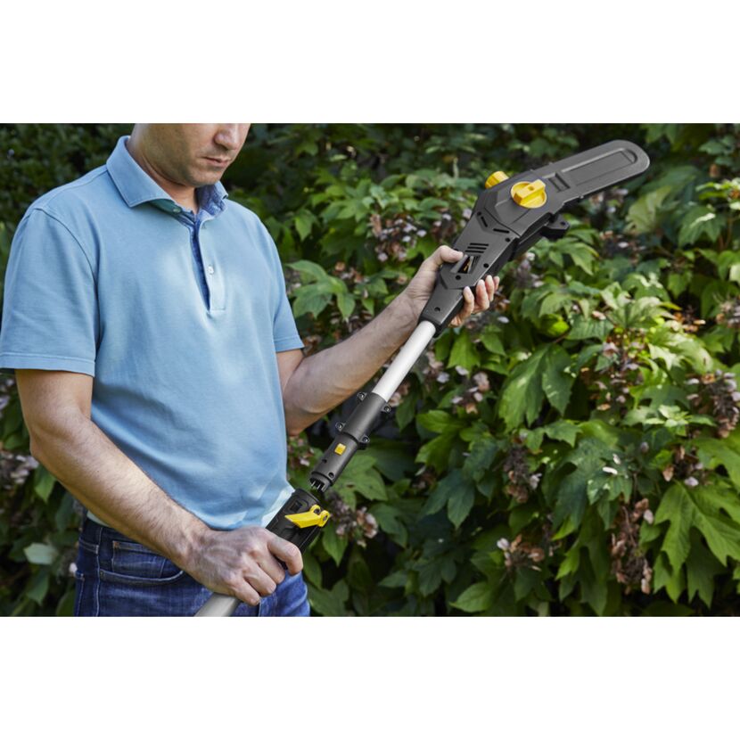 Person hält Akku-Multitool mit Säge