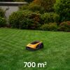 Mähroboter auf grünem Rasen